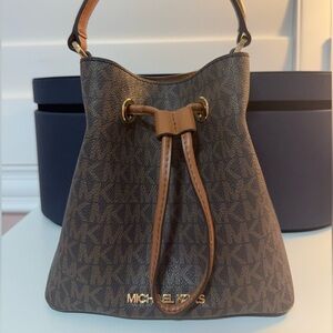 Micheal Kors Mecer Small Logo Bucket Bag